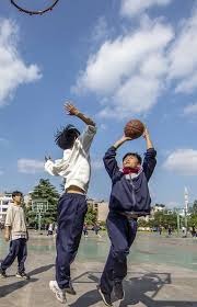 NBA-湖人不敌雄鹿 东契奇与字母哥争抢球权